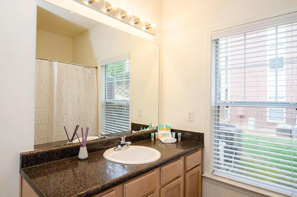 Designed 2Br With Gym And Balcony Apartment Charlotte