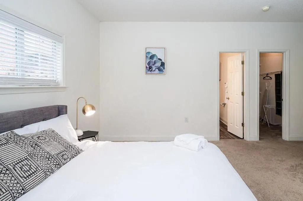 Designed 2Br With Gym And Balcony Apartment Charlotte